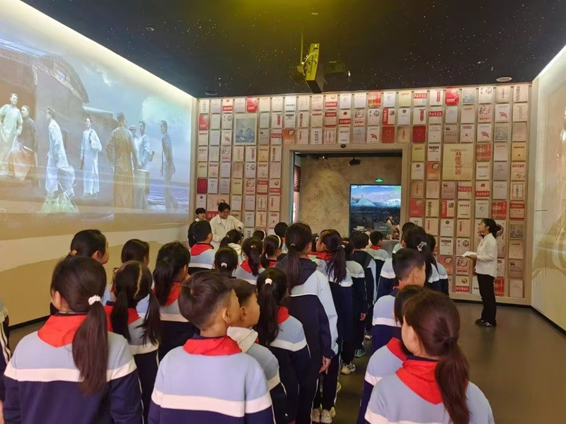 久久综合久久一区二区“火种计划”团队带领郑州四十七中郑东思贤小学学生参观我校中国共产党人精神谱系馆